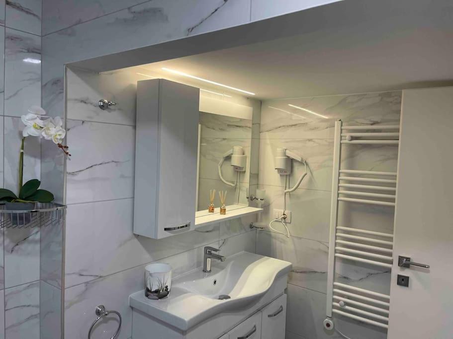 Lovely Apartment In Pogradec City With A Lake View المظهر الخارجي الصورة